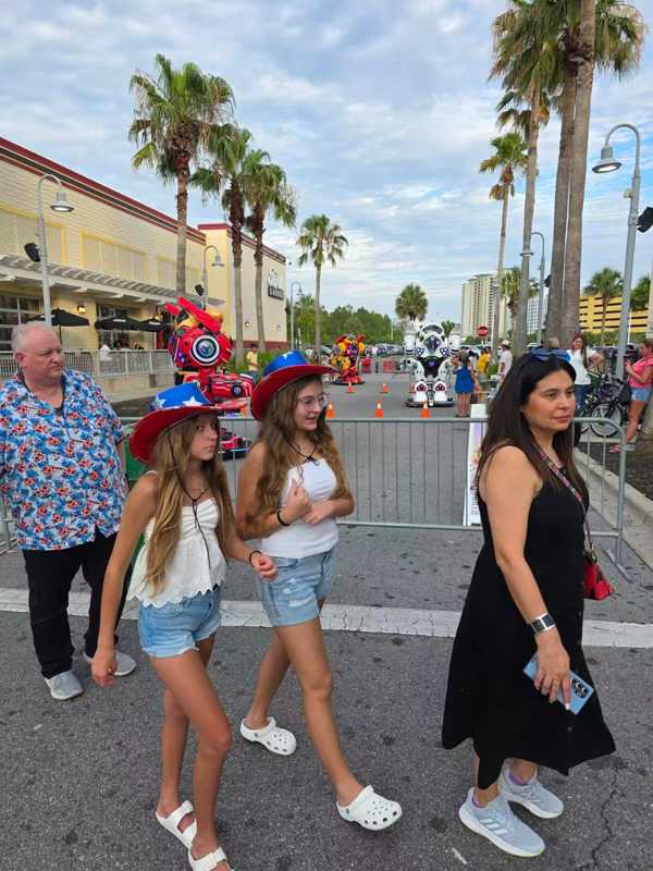 amusement walking robot visitors flow rate